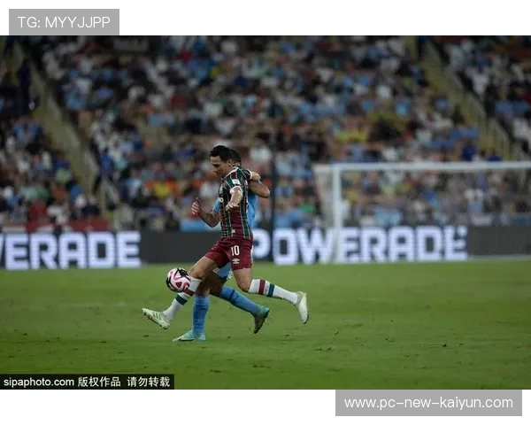 曼城阿尔瓦雷斯禁区勾射完成技惊四座之作