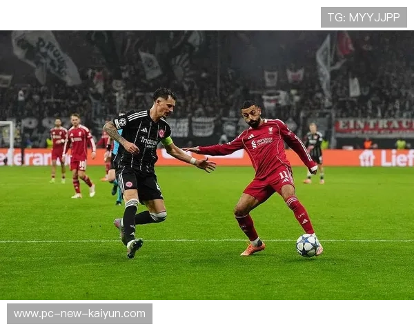 欧冠赛场上的定位球战术被各队重点研究，欧冠指定用球